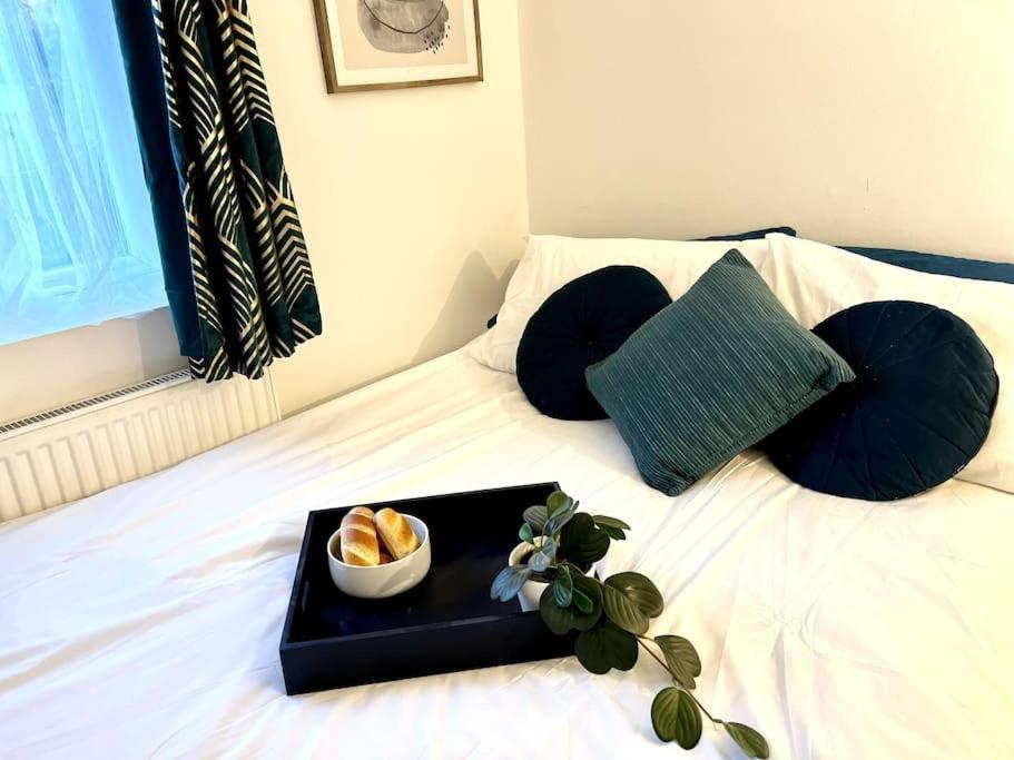 Modern 2 Bed Close To Mall With Parking & Garden London Eksteriør bilde