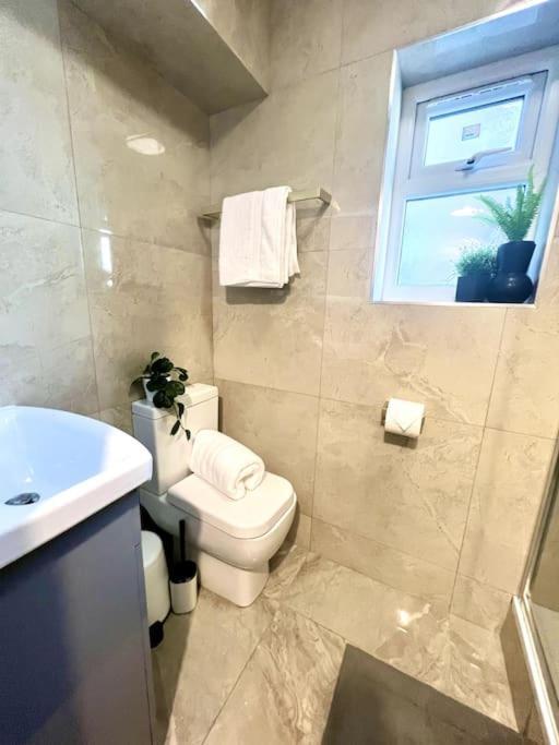 Modern 2 Bed Close To Mall With Parking & Garden London Eksteriør bilde